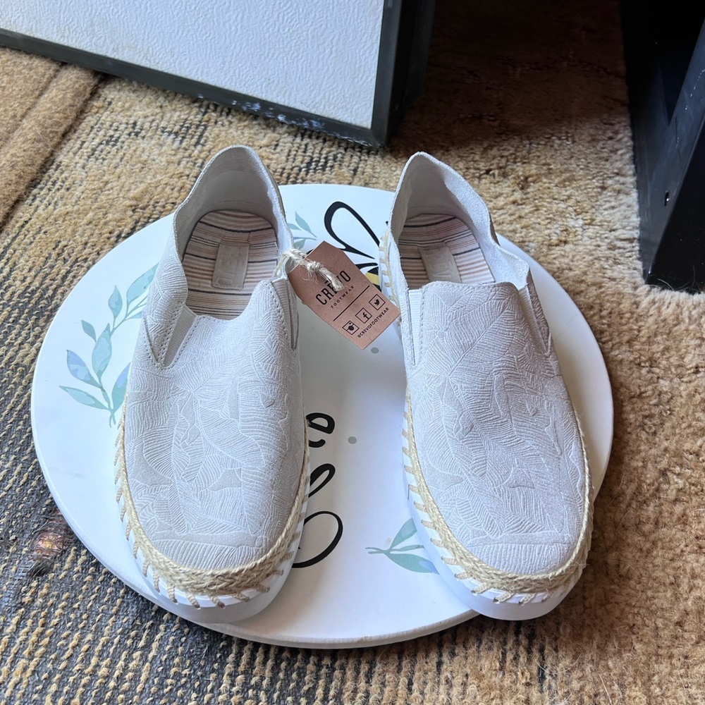 Crevo Footwear Skyla Palm women bone - size 10, medium - NEW WITH TAGS.